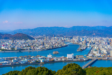 晴天の空の下、五台山から望む、高知市街全景