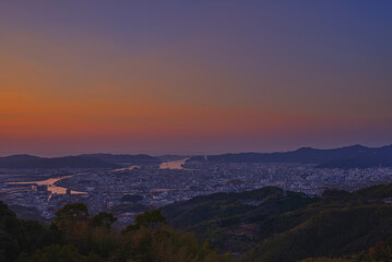 晴れた冬の日、早朝の日の出と高知市全景