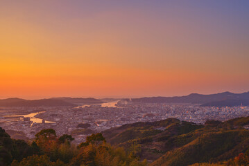 晴れた冬の日、早朝の日の出と高知市全景