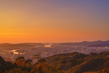 晴れた冬の日、早朝の日の出と高知市全景