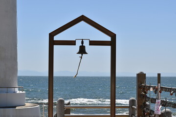 幸せの鐘と青い海