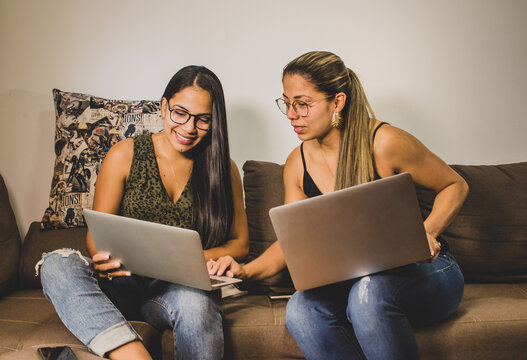 Pareja De Mujeres Ejecutivas Trabajando Desde Casa En Los Computadores 