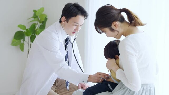 60p　小児科で診察を受ける子供（育児・子育て・医療・健康）