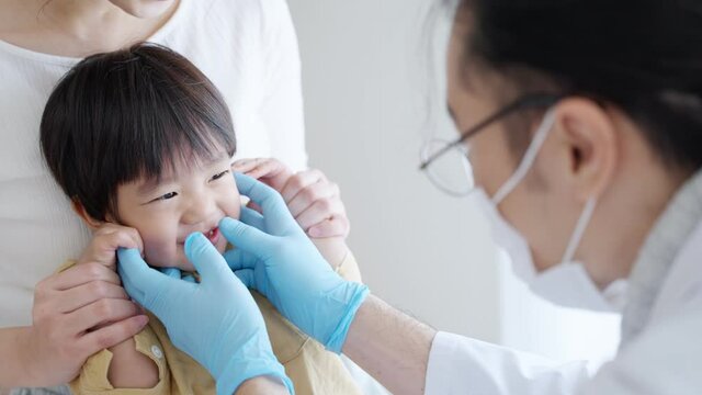 60p　歯医者で診察を受ける子供（育児・子育て・医療・健康）