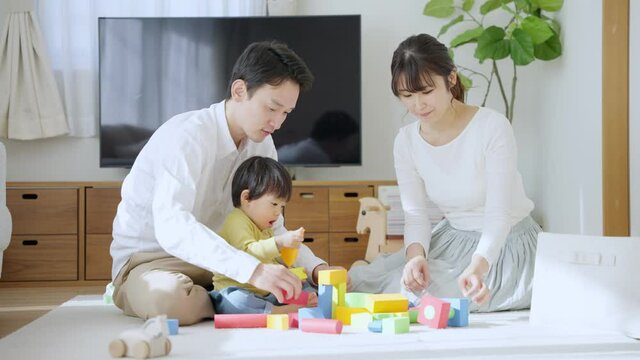 60p　積み木で子供と遊ぶ両親（育児・子育て・家族・ファミリー）