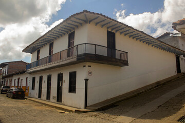 puertas, ventanas y fachadas de construcciones coloniales de pueblos latinoamericanos