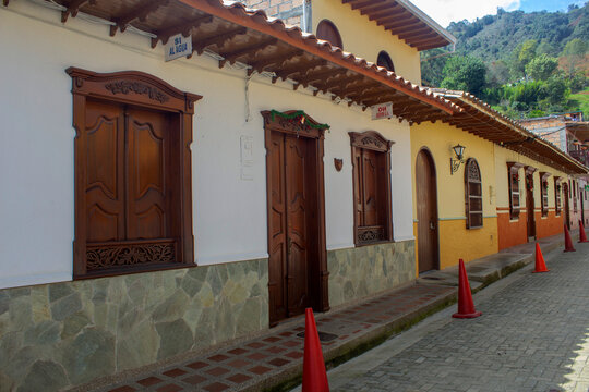 puertas, ventanas y fachadas de construcciones coloniales de pueblos latinoamericanos