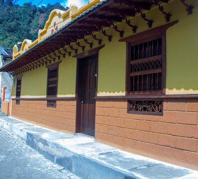 puertas, ventanas y fachadas de construcciones coloniales de pueblos latinoamericanos