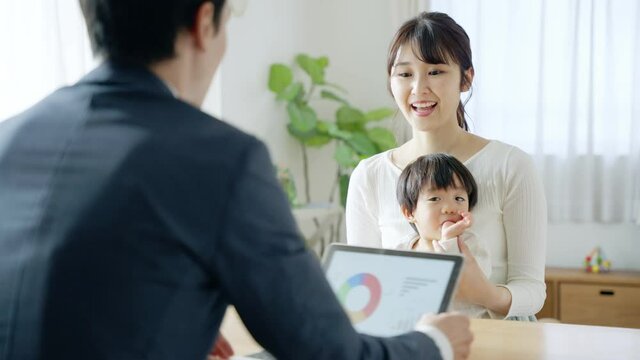 60p　パソコンを使って営業するビジネスマンと母子