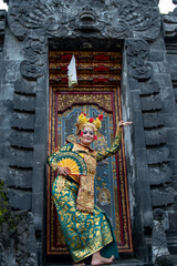 Obraz premium Balinese dancer woman in gold costume, Temple Bali Indonesia
