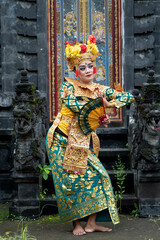 Balinese dancer woman in gold costume, Temple Bali Indonesia - obrazy, fototapety, plakaty