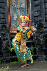 Fototapeta na wymiar Balinese dancer woman in gold costume, Temple Bali Indonesia