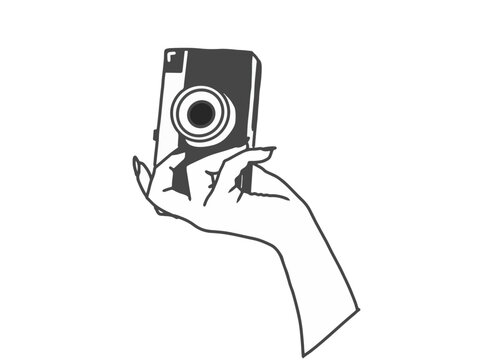 カメラを持つ女性の手
