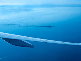 飛行機の窓から眺める東京湾