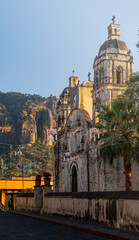Vista de la catedral de Tepoztlan amaneciendo.