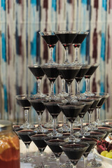white and red wine glass piramid