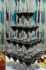 white and red wine glass piramid