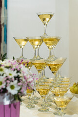 white and red wine glass piramid