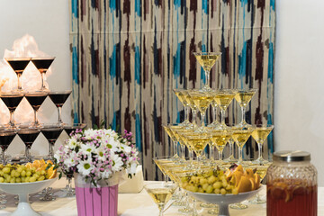 white and red wine glass piramid