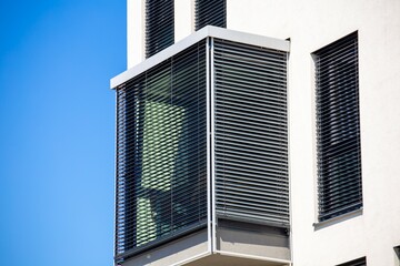 Fenster mit moderner Jalousie