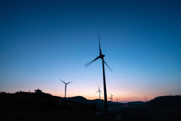 Wind power generator on the mountain against the background of the sunset. 풍력 발전기, 풍력 터빈, 노을.	
