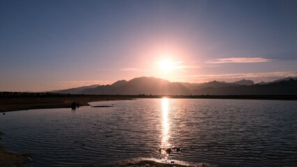 Naklejka premium Beautiful red sea view with mountains and cloudy sky at dawn