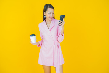 Naklejka premium Portrait beautiful young asian woman smile with smart mobile phone