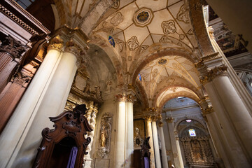 Interno del duomo di lecce, puglia, italia