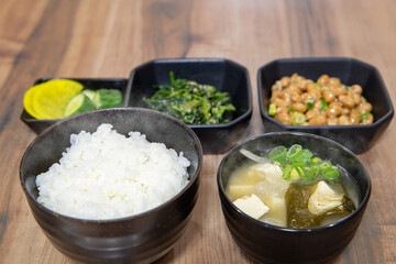 朝食の御飯と味噌汁