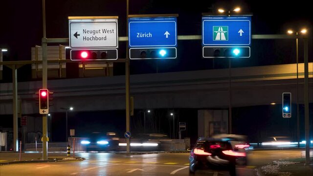 Verkehrstafeln nach Z&uuml;rich, D&uuml;bendorf Neugut und Hochbord, sowie Autobahn, Zeitraffer Verkehr mit Auto und Bahn, D&uuml;bendorf, Z&uuml;rich, Schweiz