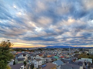 街並みを見下ろすダイナミックな夕焼けの模様雲
