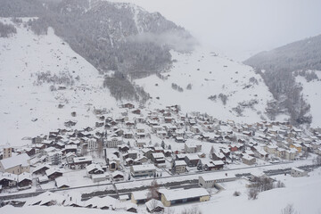 Village de montagne sous la neige qui tombe