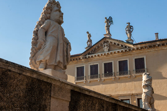 Vicenza. scultura in pietra di Nanto sullo sfondo di villa Valmarana