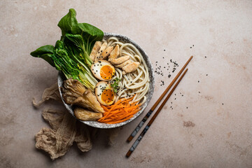 assiette de soupe de ramen avec poulet oeufs chou carottes et champignons