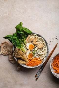 assiette de soupe de ramen avec poulet oeufs chou carottes et champignons