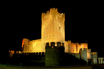 El Castillo de La Mota en Medina del Campo por la noche