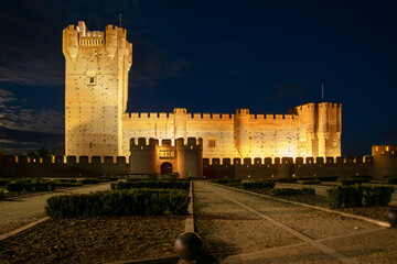 El Castillo de La Mota en Medina del Campo por la noche