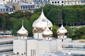 Cúpulas bulbosas y doradas de estilo clásico y bizantino de la catedral de la santísima trinidad...