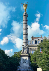 Columna napole&oacute;nica y fuente en la plaza de Ch&aacute;telet de Paris, Francia