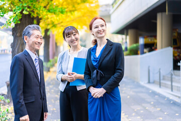 外を歩く男女と通訳者