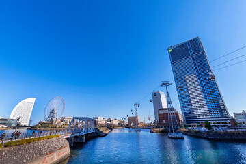 横浜みなとみらいの風景 / 運河の上を進むロープウェイのゴンドラ