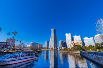 快晴の横浜みなとみらいの風景 / 高層ビル群とロープウェイ