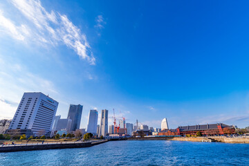 開発が進む横浜みなとみらいの風景 / 青空と建設現場のクレーン（2021年12月）