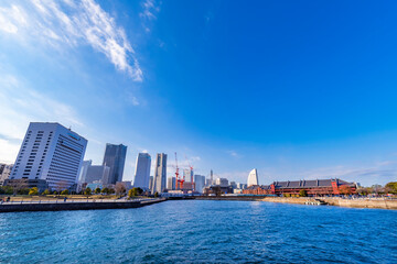 Fototapeta premium 開発が進む横浜みなとみらいの風景 / 青空と建設現場のクレーン（2021年12月）