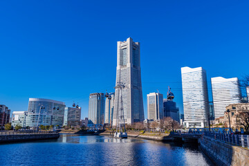 横浜みなとみらいの風景 / 高層ビル群とロープウェイ