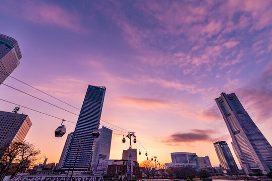 横浜みなとみらいの夕景 / 高層ビル群とロープウェイ・雲を染め上げる夕焼け空のトワイライト