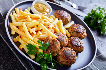 Vitoulet, hot Belgian meatballs with french fries