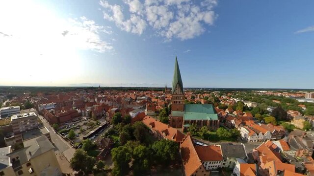 L&uuml;neburg Innenstadt mit Kirche im Sommer