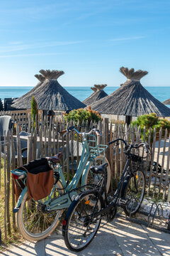 LACANAU (Gironde, France), vélos et parasols en bord de mer