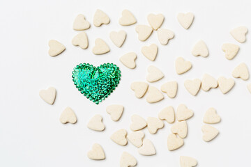 Obraz premium Heart-shaped little sweet cookies on white background